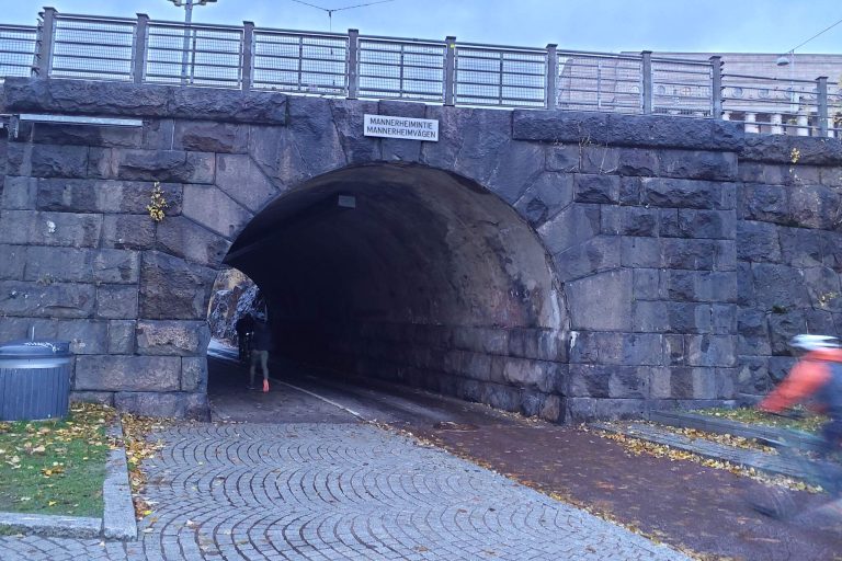 Mannerheimintien silta ja alikulku.